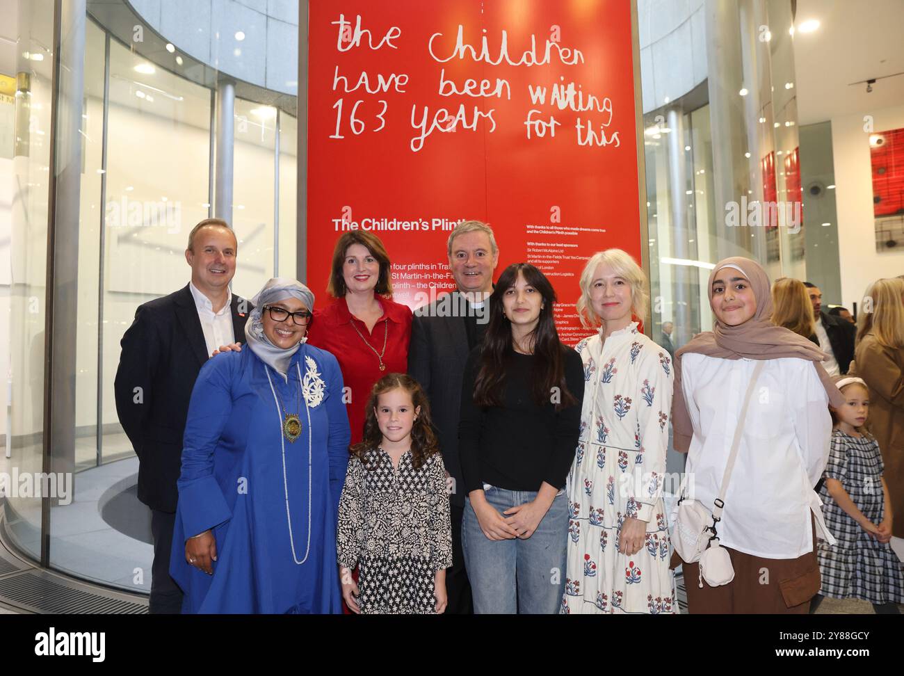 Londra, Regno Unito, 3 ottobre 2024. St Martin-in-the-Fields ha svelato il nuovo "Children's Plinth" nel Lightwell questa sera, 163 anni dopo la costruzione dei famosi "Four Plinths" in Trafalgar Square. Mila Punwar, 15 anni, ha creato la ceramica "The Dog Who Who Who Who Who Go to Space", le altre due opere vincenti sono "Autumn" di Harlow Sipe, nella categoria 5-7, e "creature" di Rawdah Bdeir, nella categoria 8-11. Sir Robert McAlpine, l'impresa di costruzioni ha sostenuto il progetto e all'evento di lancio hanno partecipato Onjali Q. Rauf e Justine Simons, vice sindaco di Londra per la cultura, industr creativo Foto Stock