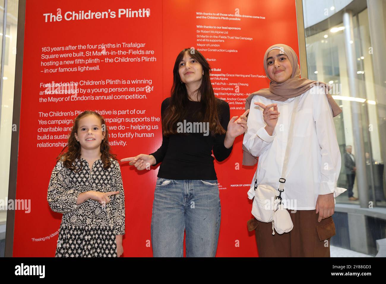 Londra, Regno Unito, 3 ottobre 2024. St Martin-in-the-Fields ha svelato il nuovo "Children's Plinth" nel Lightwell questa sera, 163 anni dopo la costruzione dei famosi "Four Plinths" in Trafalgar Square. Mila Punwar, 15 anni, ha creato la ceramica "The Dog Who Who Who Who Who Go to Space", le altre due opere vincenti sono "Autumn" di Harlow Sipe, nella categoria 5-7, e "creature" di Rawdah Bdeir, nella categoria 8-11. Sir Robert McAlpine, l'impresa di costruzioni ha sostenuto il progetto e all'evento di lancio hanno partecipato Onjali Q. Rauf e Justine Simons, vice sindaco di Londra per la cultura, industr creativo Foto Stock