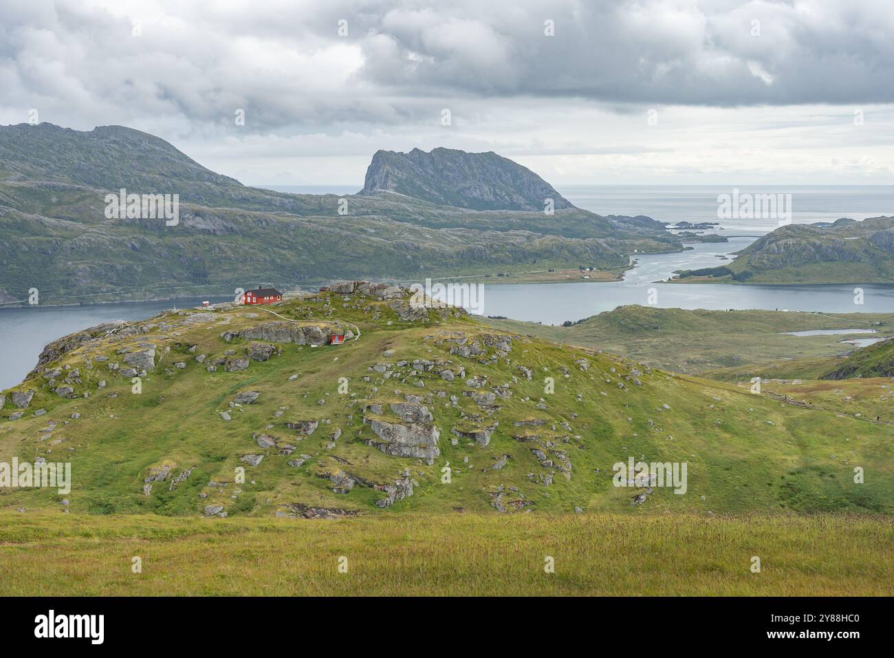 Vista nuvolosa della valle dei laghi dal monte Ryten e dall'oceano sullo sfondo, Lofoten Norvegia Foto Stock