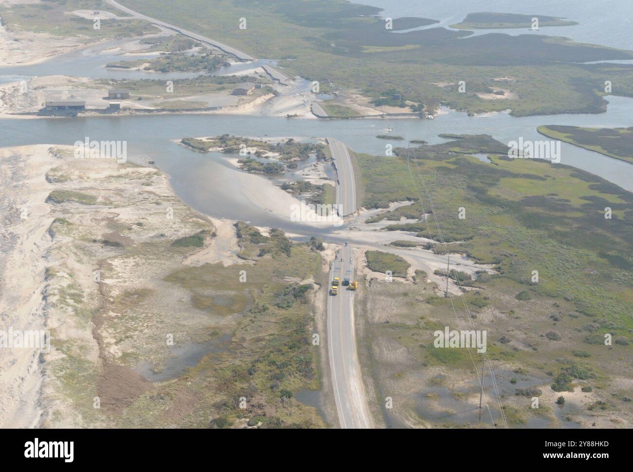 Parti di un'autostrada lungo la costa della Carolina del Nord furono spazzate via dall'uragano Irene. La foto aerea è stata scattata durante la valutazione iniziale dei danni della FEMA pilotata da un UH-60 Black Hawk pilotato dalla 3rd Combat Aviation Brigade da Fort Stewart, GA L'unità di aviazione sta conducendo il supporto difensivo delle autorità civili in risposta all'uragano Irene in coordinamento con l'esercito statunitense del Nord e lo U.S. Northern Command. Foto Stock