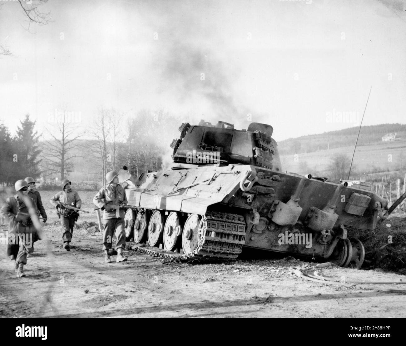 Yanks Pass Burning German Tank vicino a la Gleize -- i soldati americani passano un tedesco in fiamme ***** Tank mentre rientrano nella città belga di la Gleize durante l'attuale battaglia in Belgio - saliente del Lussemburgo. 2 gennaio 1945. (Foto di Associated Press Photo). Foto Stock