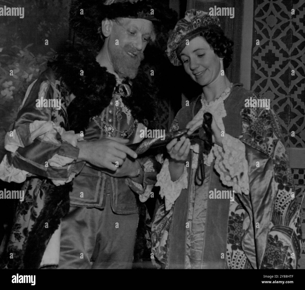 Dietro le quinte ieri sera al conservatorio - M. J. Joseph, trovato della Sydney Musical Society produttrice di "Princess Ida" in aiuto del Lord Mayor's Fund, parla con la signora Bonnie Judd. 4 febbraio 1940. Foto Stock