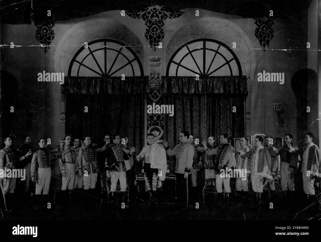 Nessun musical viennese è completo Wichont una canzone bevente. Qui classe americana, Jack ***** Stanno conducendo i coroni del delizioso 'a Waltz Dream' di Oscar Straus, che apre al Theatre Royal il sabato. 1° aprile. 20 marzo 1939. (Foto di G. Frazer). Foto Stock