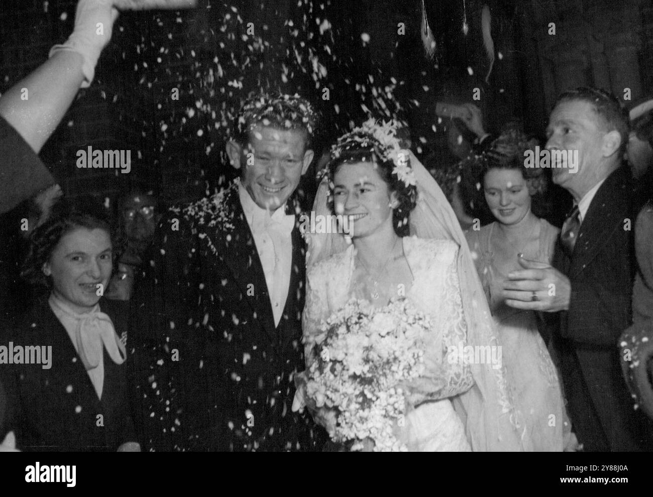 Più di 400 persone ieri sera hanno partecipato al matrimonio del pugile welterweightt di 21 anni, Ken Bailey, alla St. Clements Church, Marrickville. La sposa, ex Miss norma Nielson, 22 anni, di Marrickville, disse che avrebbe incoraggiato suo marito a diventare un pugile campione del mondo. "Non gli chiederò mai di rinunciare alla boxe perché so che il suo cuore è davvero dentro", ha aggiunto. 20 giugno 1948. Foto Stock