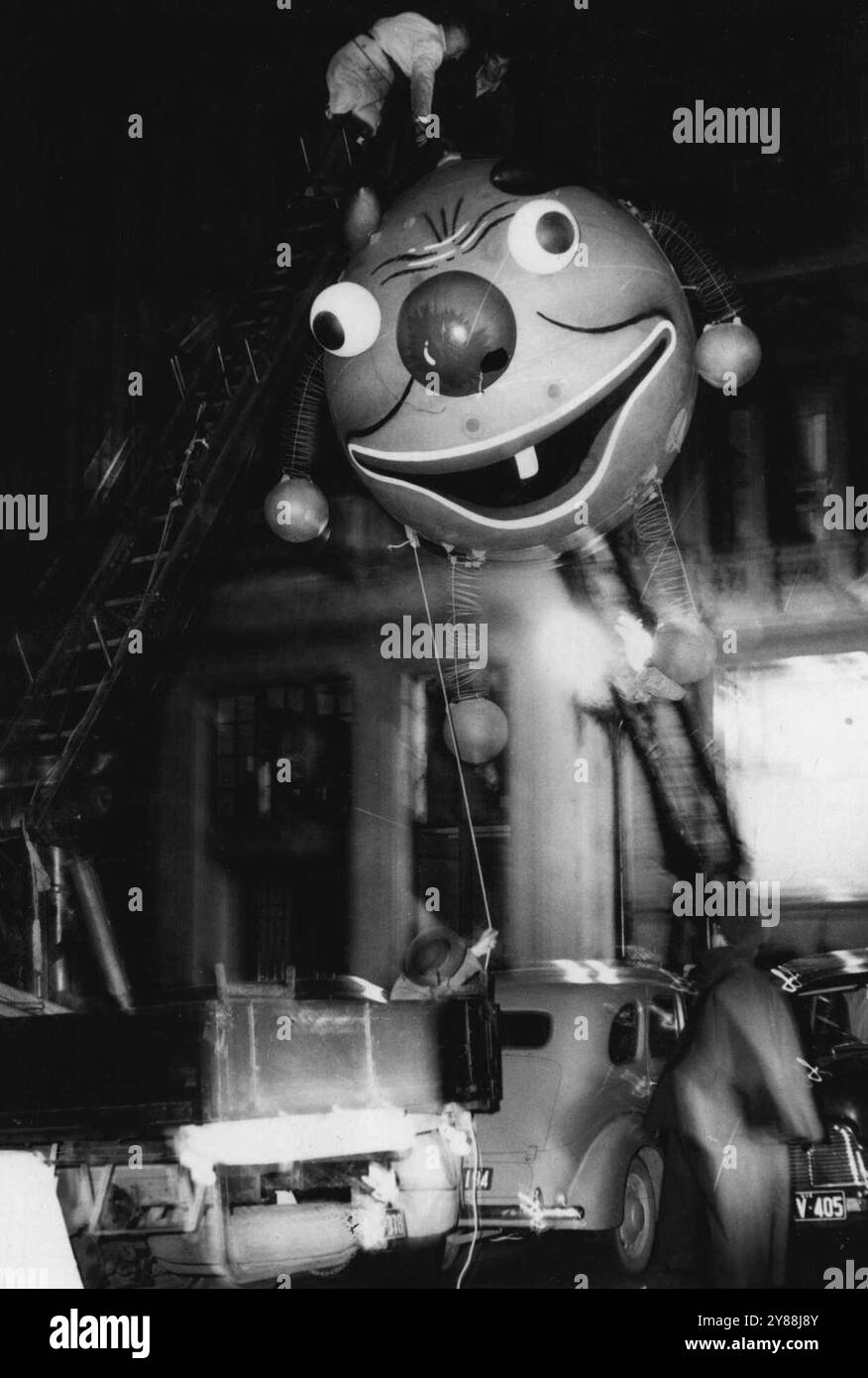 Sì, è il primo grande progetto per il festival di Moomba del prossimo anno, cresciuto fuori dall'edificio R.A.C.V. a Queen-st. ieri sera come street design di prova per il festival. La faccia allegra è un enorme pallone a 7 piedi. 6 poll. alto, con palloncini più piccoli per occhio e naso. Il sottocomitato Moomba Street Decorations, guidato dal signor A. G. otto, lo esaminerà oggi. 15 ottobre 1954. Foto Stock