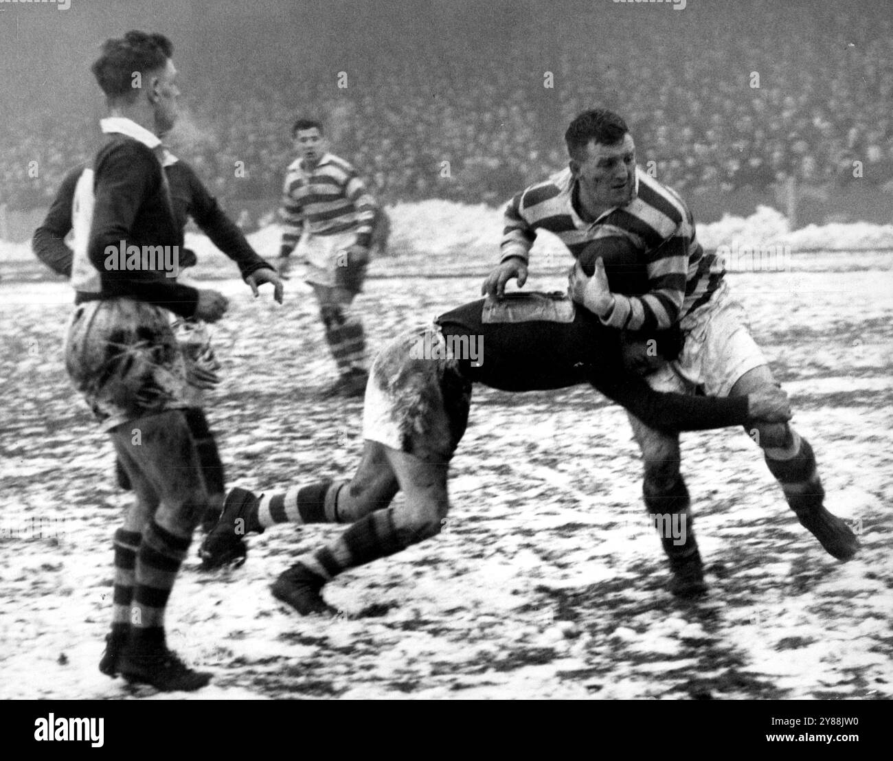 Halifax V Bradford Northern -- Lynch, la nuova Zelanda di Halifax, si tuffa in basso per abbattere ***** Bradford Northern Forward. Campionato di rugby su ***** Snow Canal Ground sono state giocate solo tre partite del campionato inglese di rugby 4/2. 14 febbraio 1955. Foto Stock