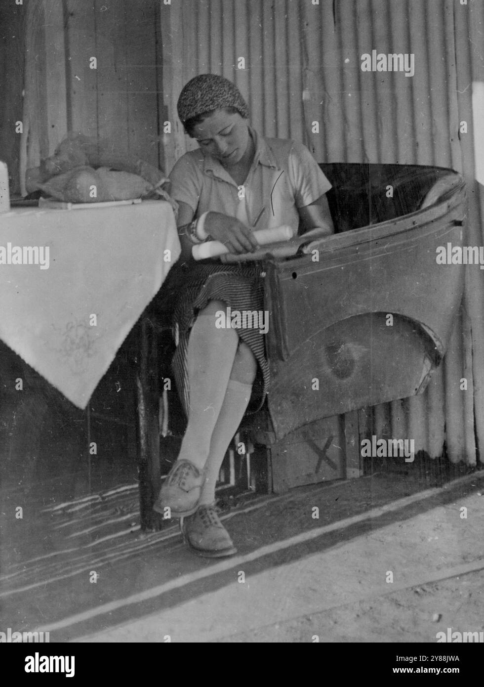 Fraulein Beinhorn esamina le sue mappe prima di lasciare Newcastle Waters. 4 aprile 1932. Foto Stock