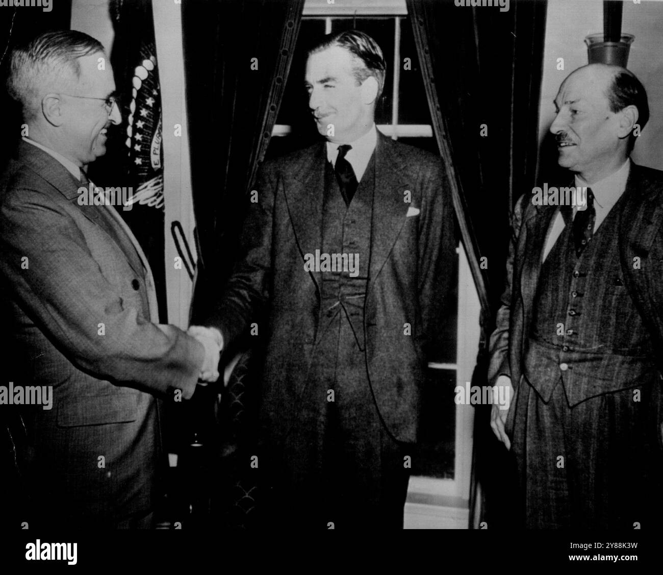 Eden visita Truman -- il ministro degli Esteri britannico Anthony Eden (al centro) stringe la mano al presidente Truman alla Casa Bianca oggi, durante la sua visita di 35 minuti, mentre era in viaggio dalla conferenza di San Francisco a Londra. Vice primo ministro Clement Attlee della Gran Bretagna. Chi ha accompagnato Eden, ha ragione. 10 giugno 1955. (Foto di AP Wirephoto) Foto Stock