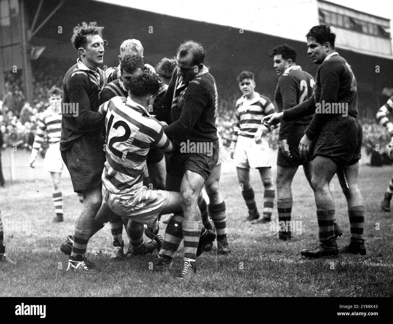 Questo è stato uno dei "free-for-alls" durante la frenetica partita di Rugby League ad Halifax, dove i turisti australiani hanno battuto la squadra locale per 39-7.tredici grandi calciatori australiani dall'aspetto più inquietante e abbronzati al sole che fanno una danza di guerra in pantaloni corti su un campo di Rugby League è un'attrazione da vedere. Ma tredici calciatori australiani stanno trasformando una Rugby League dall'altra parte della strada per vedere. Può avere il suo Rugby duro. Mi piace così. Ma e' stato troppo duro e minaccioso. Gli australiani vinsero, 39-7, perché Halifax non poteva reggere la loro artiglieria più leggera. Ma settanta degli ottanta minuti della partita erano n Foto Stock