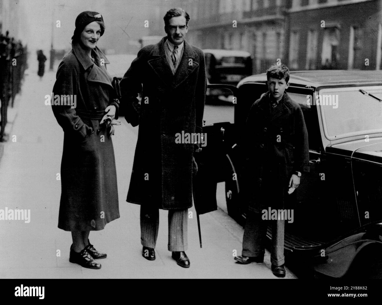 Il signor Anthony Eden parte per il Paese -- il signor Anthony Eden con sua moglie e suo figlio, Simon, prima di lasciare la sua casa a Londra per la sua cura di riposo oggi. Le condizioni di Mr. Anthony Eden, il Lord Privy Seal, che ha sofferto di affaticamento cardiaco, sono notevolmente migliorate, Mr. Eden ha lasciato Londra oggi per il Paese per recuperare e i suoi consulenti medici sono soddisfatti che la conclusione di un ulteriore periodo di riposo sarà completamente ripristinata alla normale salute. 24 aprile 1935. (Foto di Topical Press) Foto Stock