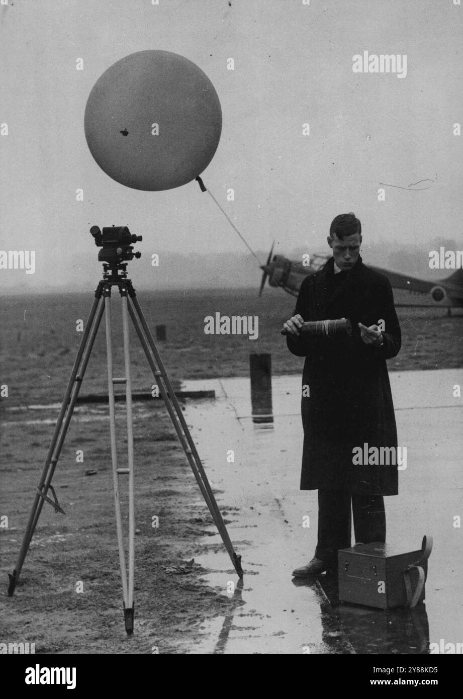 Palloncini per testare il tempo -- Un ufficiale meteorologico rilascia un pallone per un test meteorologico. Le informazioni acquisite in questo modo sono importanti per ***** per la pianificazione dei loro corsi. Le prove meteorologiche sono effettuate mediante palloni per determinare la direzione del vento nell'aria superiore per i piloti dell'A.T.S. che trasportano aerei da caccia e bombardieri formano fabbriche per gli aeroporti. 28 settembre 1940. (Foto di Fox). Foto Stock