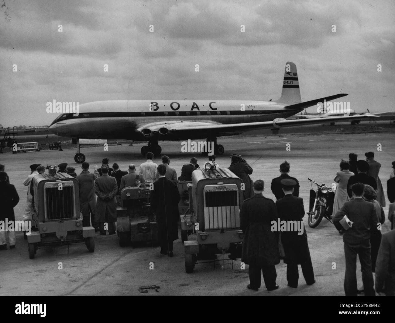 Comet Services riprende -- messo a terra dopo il fatale incidente in mare al largo dell'Isola d'Elba, il BOAC JET Comets è stato rimesso in servizio all'aeroporto di Londra questo pomeriggio, quando il primo è partito per Johannesburg. La foto mostra la scena mentre la prima Cometa stava per decollare oggi. 23 marzo 1954. Foto Stock