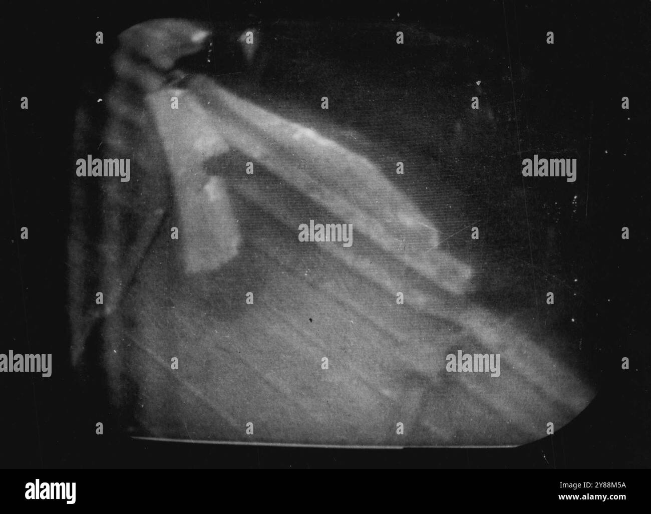 T.V. ***** In Comet Salvage Search - parte della pelle della fusoliera è ***** grazie alla telecamera subacquea che lavora con 65 fathoms. Serie a ***** di telecamere e sott'acqua **** Fatto durante la ricerca dal Royal ***** L'aereo Comet che si è schiantato all'Elba. ***** le operazioni, che sono andate ***** circa otto settimane sotto il comando di ***** Conte Mountbatten, circa un decimo del relitto è stato recuperato. Gli esperti stanno esaminando le parti portate in superficie nel tentativo di determinare la causa dell'incidente aereo. 13 marzo 1954. (Foto di British Official Photogr Foto Stock