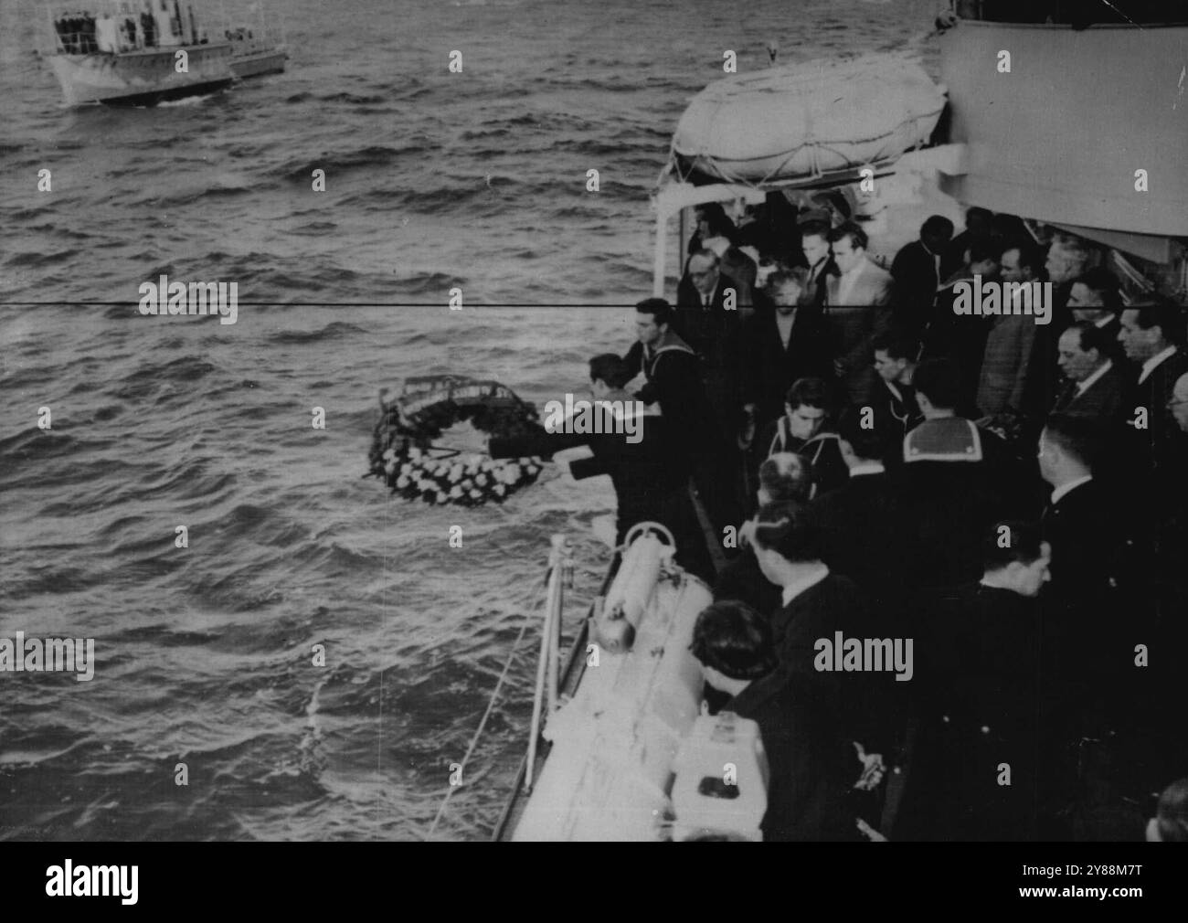 Funerale della cometa morta -- Una corona viene gettata in mare dalla corvetta pomona durante il servizio. All'estrema destra si vede il signor Lennox-Boyd, ministro britannico dei trasporti e dell'aviazione civile, che è partito per investigare sull'incidente. Due funerali si sono svolti oggi 18 gennaio per le vittime dell'aereo di linea cometa che si è schiantato in mare al largo dell'isola d'Elba, Italia, il 10 gennaio, con la perdita di 35.Una corona è stata gettata da una corvetta sul mare sopra il punto in cui si crede si trovi la cometa. Un altro servizio si è svolto presso il Cimitero di Porto Azzurro, all'Elba, dove i corpi dei re Foto Stock