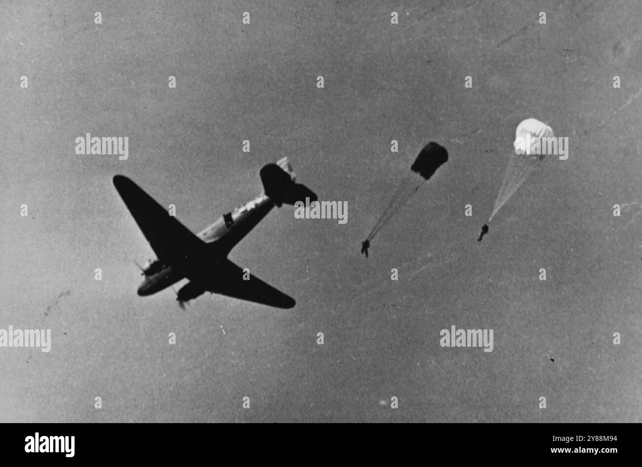Paracadutisti francesi in manovre di invasione - Una squadra di paracadutisti francesi galleggia verso il suo 'obiettivo **** Saltando da un aereo da trasporto dell'esercito americano durante esercizi di addestramento da qualche parte nel teatro del Mediterraneo. ***** 450.000 truppe dell'esercito francese si stanno addestrando nella lotta nordafricana fianco a fianco con gli Alleati nella prossima offerta di terra ***** Contro i tedeschi nell'Europa occidentale. Inoltre migliaia di piloti francesi sono stati istruiti presso l'American Air Force ***** scuole. 15 maggio 1944. (Foto dell'Office of War Information Picture statunitense). Foto Stock