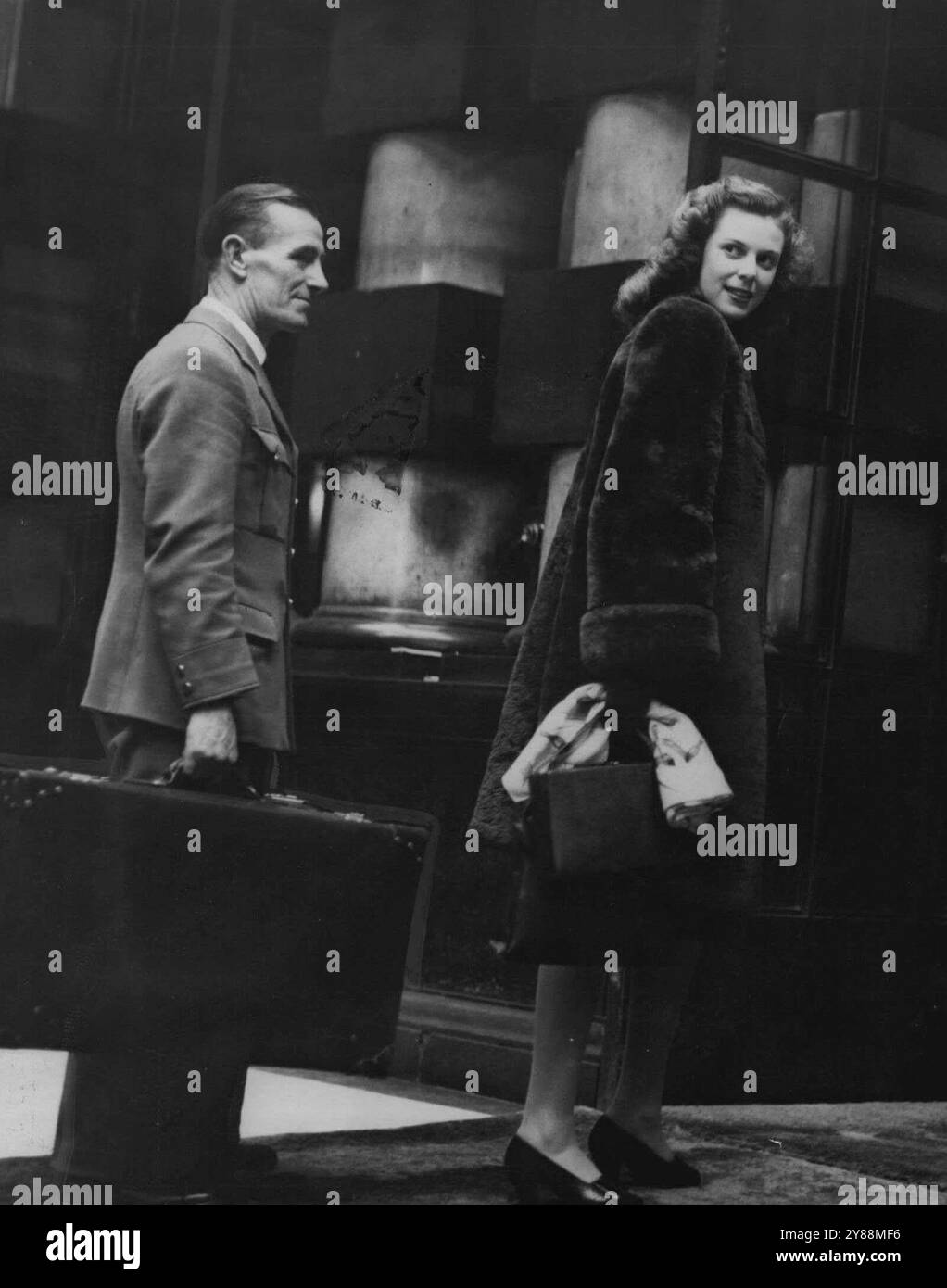 Arrivo al piu' famoso di Londra **** Savoy, sullo Strand. Marian, in procinto di entrare nella famosa porta del Savoy, guarda indietro allo Strand. Marian March, come il 99% dei giovani australiani, voleva andare all'estero. Così se n'è andata. Ecco la sua storia. All'inizio mi sono ritrovata a tradurre tutto in termini australiani, dicendo "ora a casa loro lo farebbero in questo modo" o "costerebbe così tanto a Sydney". Grazie al cielo, ora ho infranto quell'abitudine e la vita è molto più semplice. Ero un pianificatore molto pratico, ma prima di lasciare l'Australia ho organizzato la mia sistemazione per un paio di giorni al Savoy Hot Foto Stock