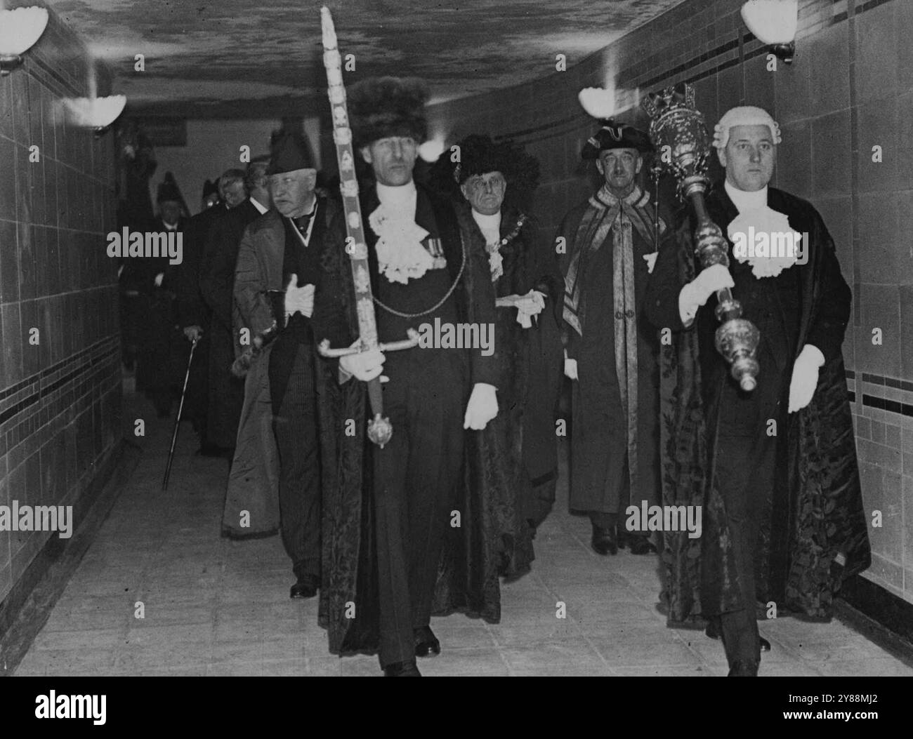 Lord Mayor apre la nuova metropolitana di Londra -- le nuove metropolitane, costruite su una costa di £ 45.000, sono state ufficialmente aperte da Sir Percy Vincent, il lord sindaco di Londra, accompagnato dagli sceriffi della città, Lord Ashfield, presidente dei trasporti londinesi Mr. Hore Belisha, e molte altre persone illustri. Le metropolitane si trovano sotto l'incrocio tra King William Street, Cannon Street e Gracechurch Street, Reading to Monument Station, e i lavori prevedevano la rimozione della statua di Re Guglielmo IV. Il sindaco accompagnato dal ***** Bearer, The Mace Bearer e City Sheriffs, camminando lungo la nuova metropolitana dopo la o Foto Stock