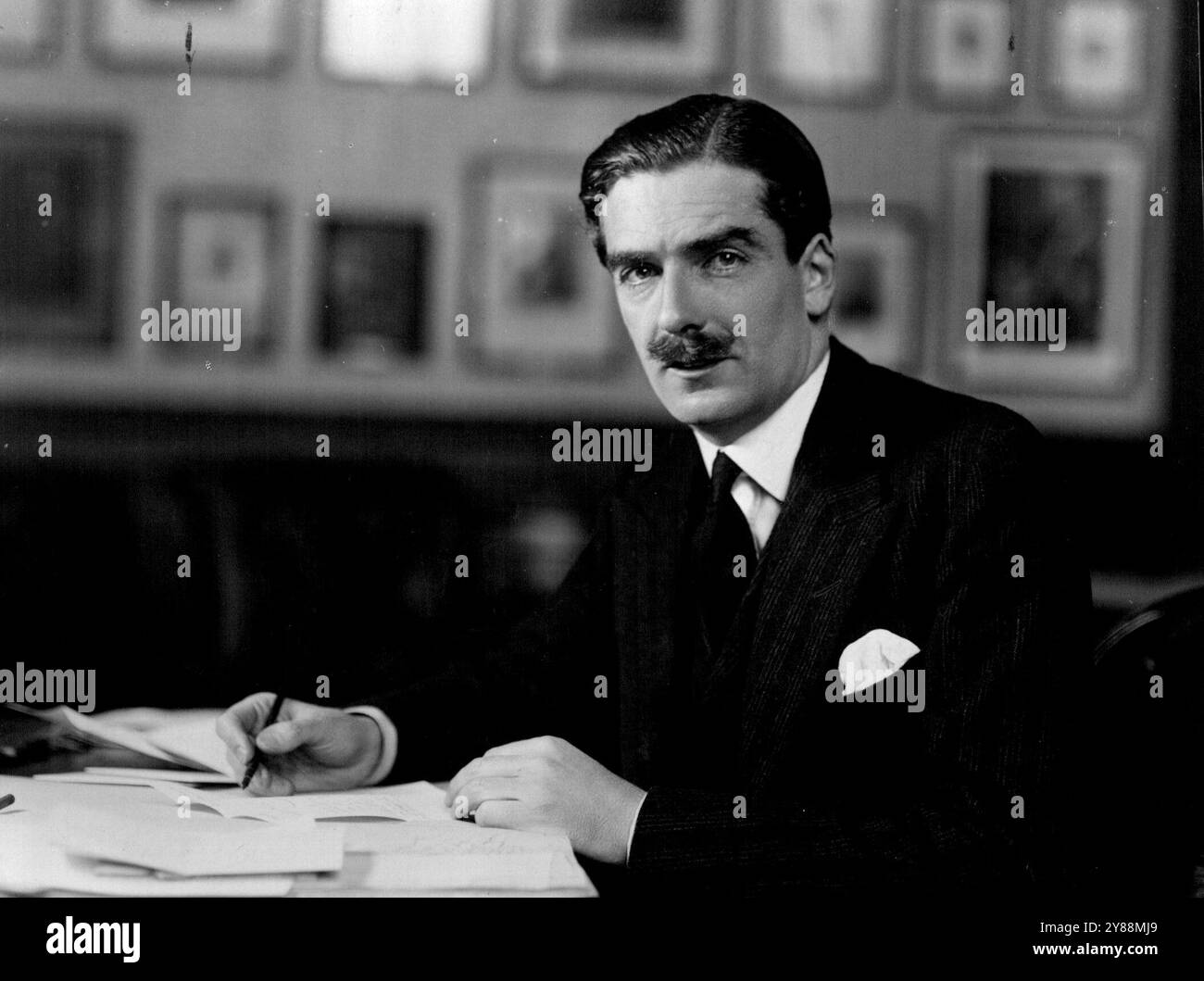 Se la guerra dovesse arrivare: Questi uomini ci guideranno. -- la RT. Anthony Eden, P.C., M.C., J.P., D.C.L., che è stato recentemente nominato secondo in comando di un battaglione territoriale Eden è stato conservatore M.P. per Warwick e Leamington dal 1923 e fiduciario della National Gallery dal 1935. Ha studiato a Eton e Christchurch, Oxford, e dal 1935 al 1938 è stato segretario di stato per gli affari Esteri Eden deve essere visto molto al Foreign Office, durante la crisi. 13 luglio 1955. Foto Stock