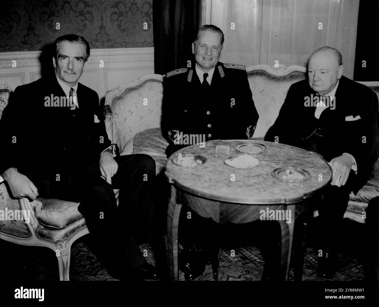 Tito, Churchill ed Eden all'Ambasciata Luncheon -- il maresciallo Josip Broz Tito, capo dello stato jugoslavo, con il Premier britannico Winston Churchill e il Ministro degli Esteri Anthony Eden al pranzo tenuto oggi all'Ambasciata jugoslava di Kensington, Londra (giovedì). 19 marzo 1953. (Foto di Reuterphoto) Foto Stock