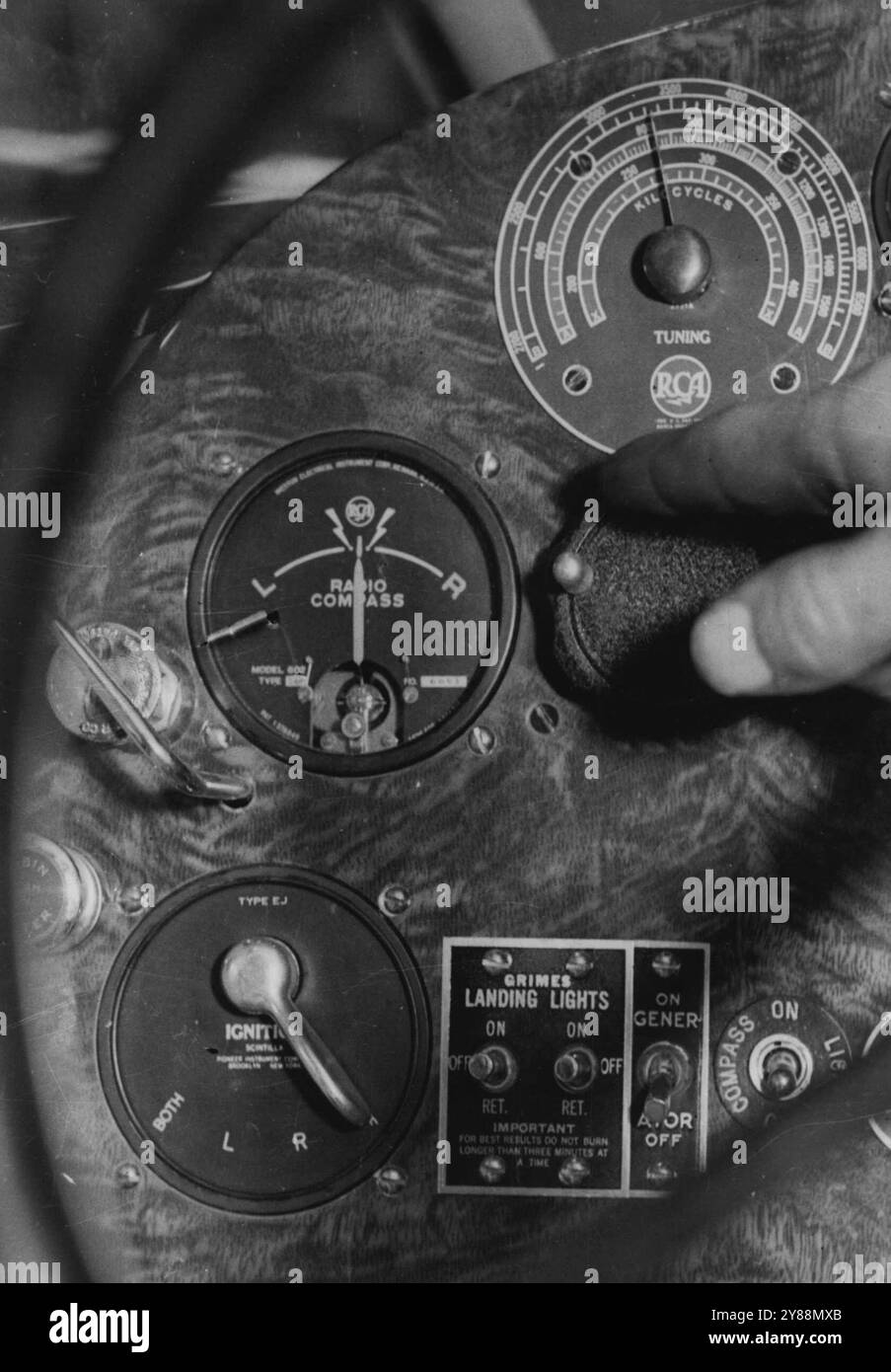Questa bussola radio montata sui monopoli Stinson Reliant mostrati in questa pagina permetterà al pilota di volare direttamente a Sydney sintonizzandosi su qualsiasi programma televisivo. L'ago gli dice se è "a sinistra o a destra della musica". 19 ottobre 1936. Foto Stock