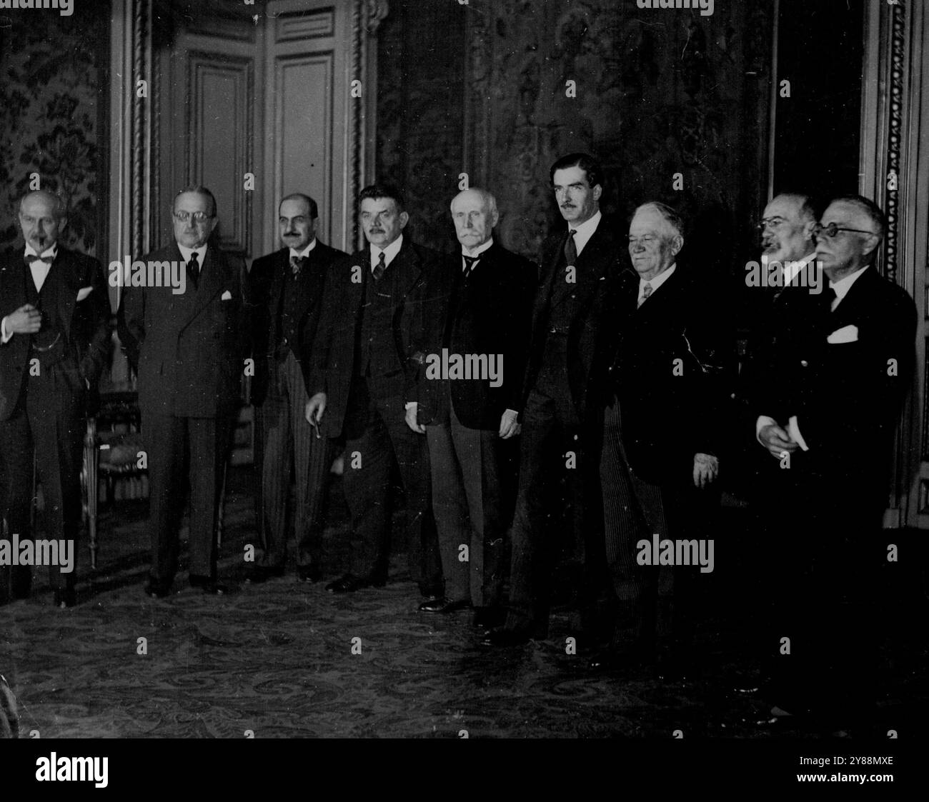 Colloqui sul disarmo a Parigi -- Un gruppo al Quai d'Orsay. Da sinistra a destra sono M. Pietri, M. Tardieu, Gen. Denain, M. Herriot, Marshal Petain, sig. Anthony Eden, M. Doumergue, Sig. Barthou e Lord Tyrrell (Ambasciatore britannico).Sig Anthony Edin ebbe un grande benvenuto quando arrivò al Quai d'Orsay, a Parigi, per i colloqui sul disarmo. 18 febbraio 1934. Foto Stock