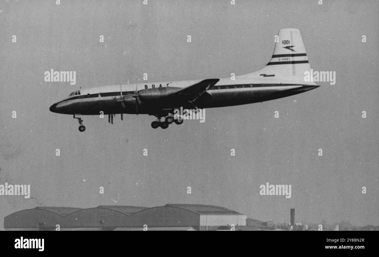 Gli aerei di linea Britannia arrivano per entrare in servizio con BOAC -- arrivando oggi all'aeroporto di Londra (venerdì) è il primo di due aerei di linea Bristol Britannia 100 turboelica consegnati per entrare in servizio con la British Overseas Airways Corporation. Gli aerei, con un certificato generale di aeronavigabilità erano stati folgen dall'aeroporto di Filton, Bristol, dei loro costruttori, la Bristol Aeroplane Company. Sono i primi aerei da trasporto civili a lunga gittata turbo-elica al mondo. 30 dicembre 1955. (Foto di Reuterphoto). Foto Stock