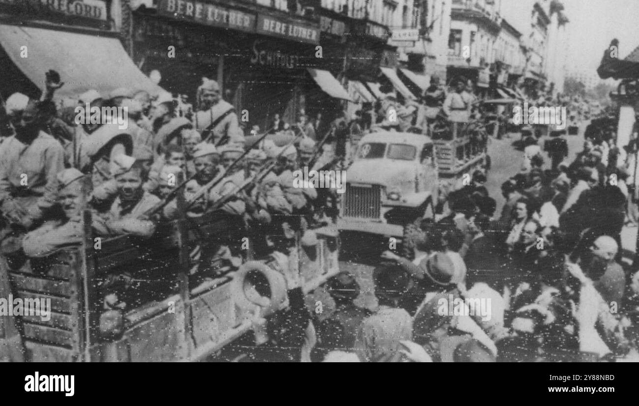 L'esercito sovietico in giro per Bucarest -- camion dell'esercito sovietico carichi di fanteria si muovono per le strade di Bucarest, secondo la didascalia che accompagna questa foto ricevuta a New York via radio da Mosca il 2 settembre. 9 febbraio 1944. (Foto di Associated Press Radiophoto). Foto Stock