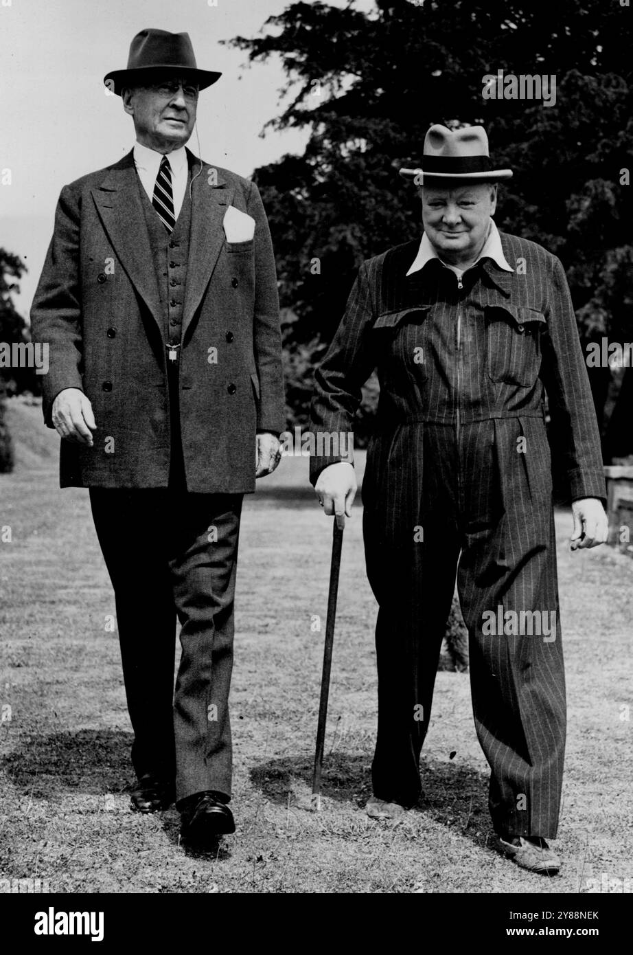 Il signor Churchill intrattiene il signor Baruch Winston Churchill ha fotografato con Bernard Baruch. Nei terreni di chartwell Manor Westerham, quando la Premier in tempo di guerra intratteneva il famoso visitatore americano a pranzo. Il signor Baruch è stato il presentatore del signor Churchill a New York durante il suo recente tour americano. 25 luglio 1949. Foto Stock