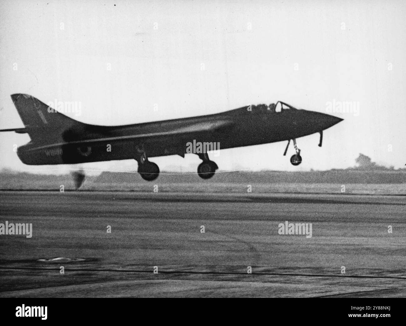 Duke Crash-Lands dopo che il record-Bid fallisce -- Neville Duke decolla con la sua offerta da record. Il pilota collaudatore dell'ACE Neville Duke atterrò il suo Hawker Hunter presso l'aeroporto di Dunsfold, vicino a Guildford, in Inghilterra. L'aereo del pilota di 31 anni si è sviluppato in difficoltà durante il suo attacco al record di velocità dell'aria - 715,69 M.P.H. ora detenuto in America - ma il ha fatto un meraviglioso atterraggio su una ruota. Quando l'aereo è atterrato, una delle punte delle ali è stata leggermente danneggiata. Duke era illeso. 1° settembre 1953. (Foto di Paul Popper). Foto Stock