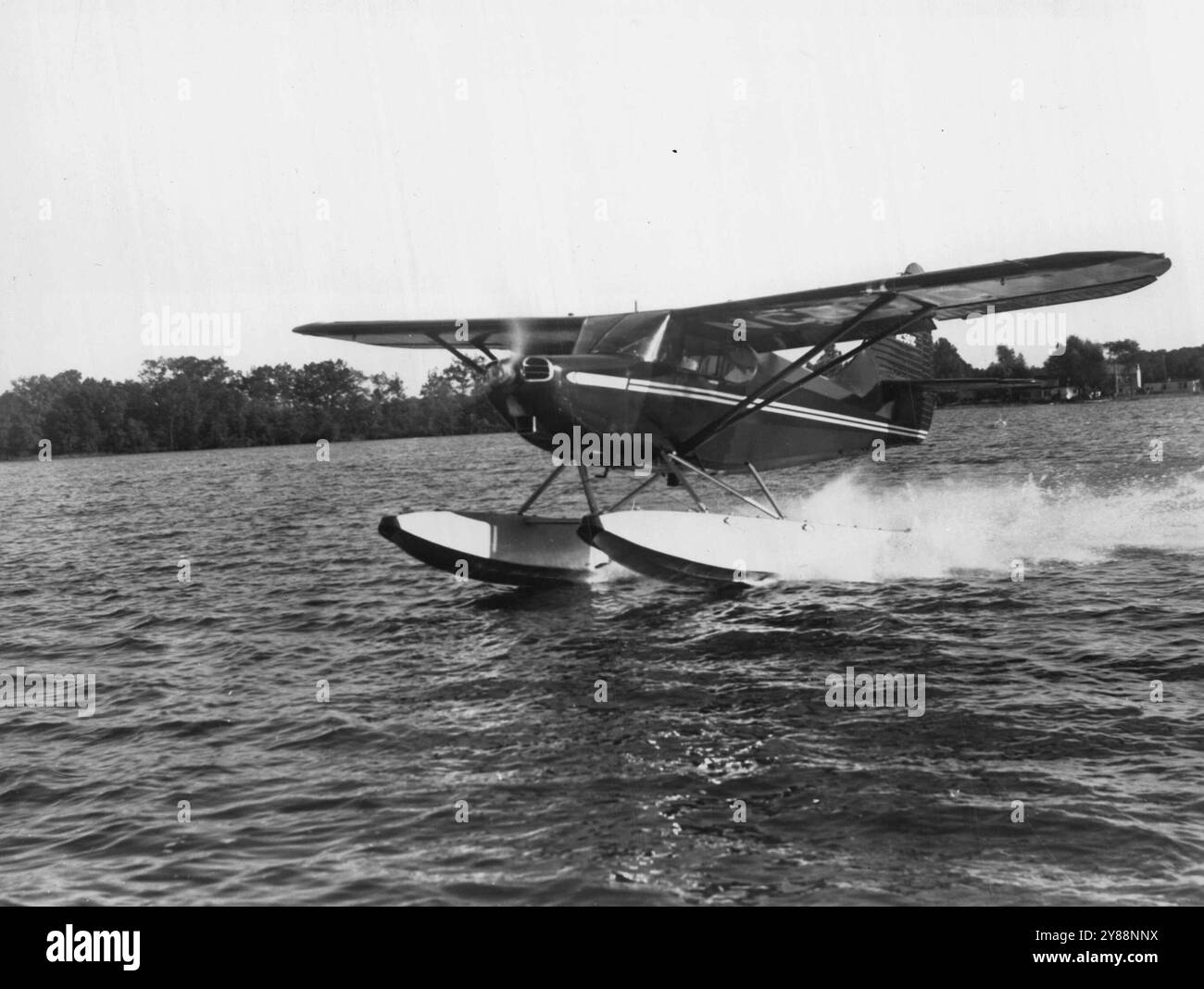 Lo Stinson Flying Station Wagon del 1948 come idrovolante ha un peso lordo di 2.500 1b. che è 100 1b. Più pesante del velivolo terrestre. Utilizza il modello Edo # 2425 Floates. Decolla tra 1570 e 1860 piedi, a seconda del tipo di elica. 14 aprile 1950. (Foto di Consolidated Vultee Aircraft Corp.). Foto Stock