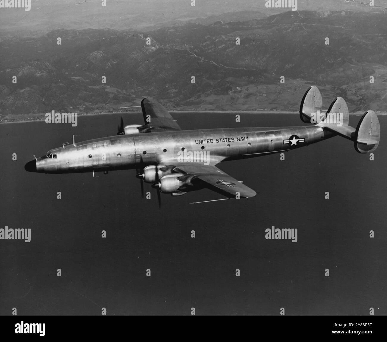 America Pulling Largest Airliner into Service -- questa è la prima foto di volo del nuovo Lockheed Super Constellation, il più grande aereo ad entrare in servizio commerciale. Costa oltre 500.000 sterline e sarà in servizio quest'anno. Anche se non è la nave più pesante, trasporterà più persone di qualsiasi aereo commerciale attualmente in funzione. La sua superficie record di 744 piedi quadrati puo' ospitare fino a 110 passeggeri ***** La Super costellazione ***** . Una Super-Constellation simile a quella che si è schiantata in mare a 500 miglia ad ovest dell'Irlanda domenica sera con 76 persone a bordo. 2 agosto Foto Stock