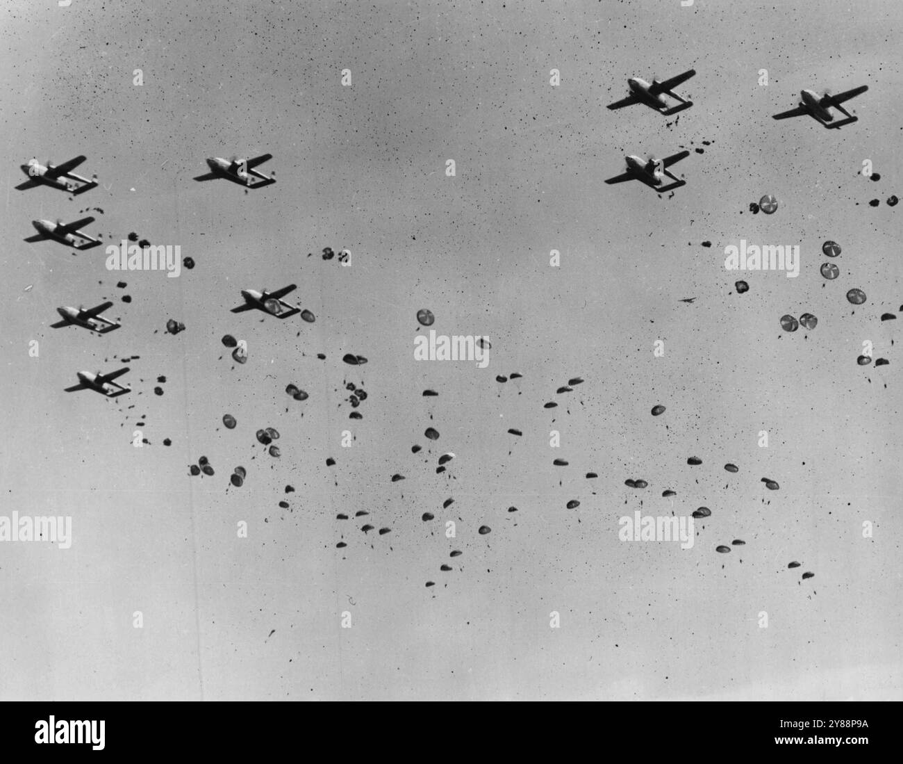 Vertical Envelopment - Over North Korea - parte di 4.000 paracadutisti del 187th Regimental Combat Team sono mostrati saltare dalle far East Air Forces C-119 Flying Boxcars della 315th Air Division (Combat Cargo) nel tentativo di sigillare le vie di fuga verso nord dei soldati comunisti in fuga. Due di questi ascensori sono stati fatti. Gli enormi trasporti mantennero i paracadutisti riforniti di cibo, munizioni, veicoli e pezzi di artiglieria pesante fino all'apertura delle normali rotte di rifornimento. 20 giugno 1951. (Foto di USAF Photo). Foto Stock