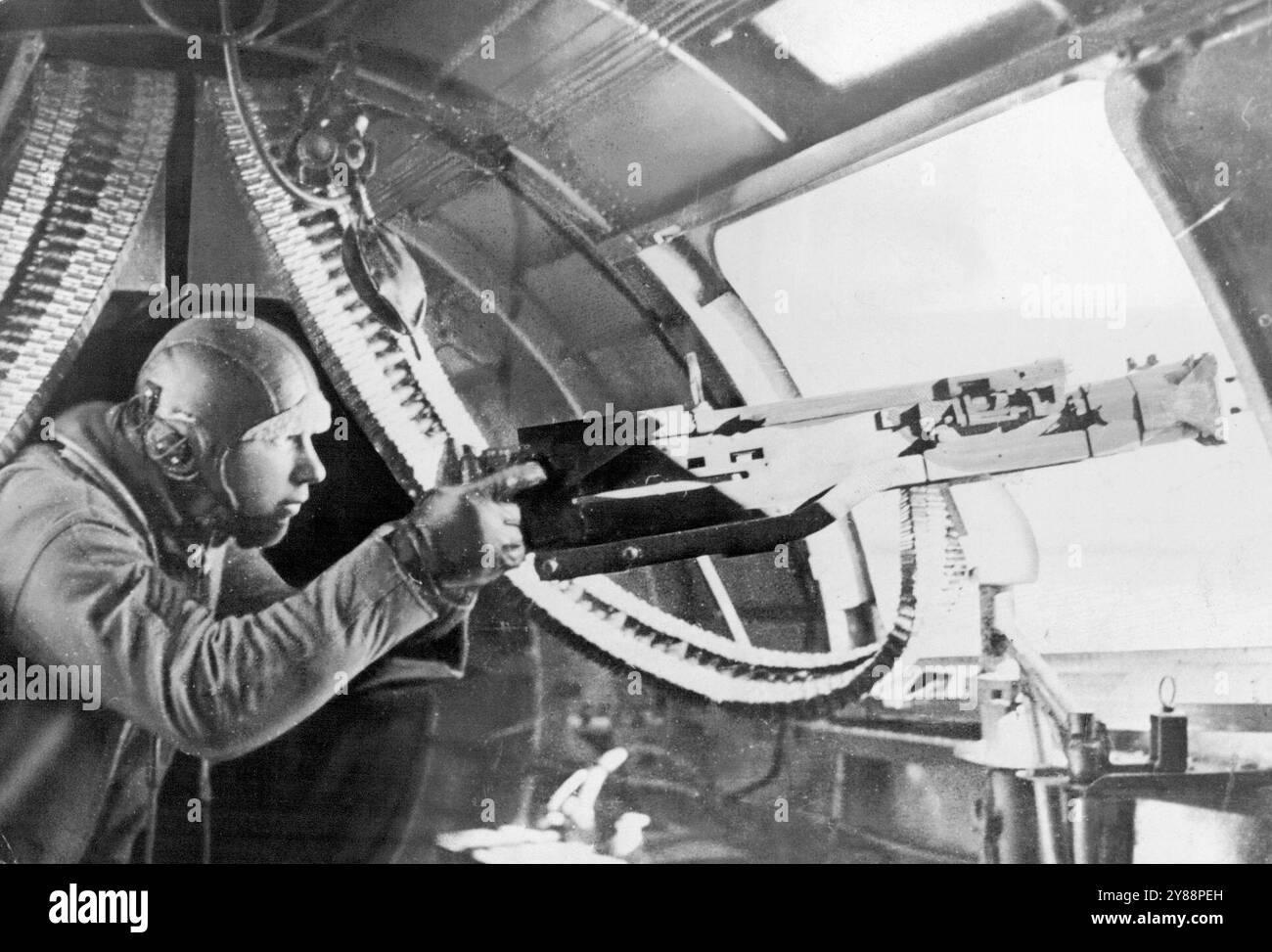 In U.S. Flying Fortress sulla Tunisia -- la vita di un bombardiere Flying Fortress allena le sue vedute mentre un volo dei grandi aerei americani si avvicina al suo obiettivo durante un attacco dell'esercito americano alle posizioni dell'asse in Tunisia. Questo cannoniere e i suoi compagni nel raid abbattono 19 aerei da caccia tedeschi in quella che fu una delle più grandi battaglie aeree del fronte tunisino. 27 maggio 1943. Foto Stock