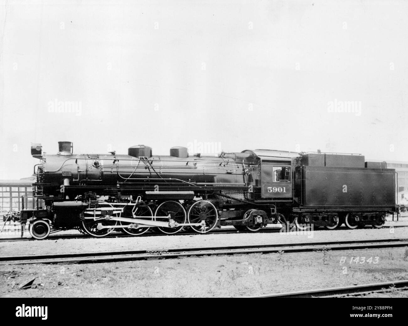 Nuovo bruciatore olio. Le prime due delle 20 locomotive merci Baldwin che bruciano petrolio saranno scaricate questa settimana. Di 152 tonnellate, sono simili a quelle costruite durante l'ultima guerra per il servizio in Europa. Hanno un carico sull'assale di 16 tonnellate, che ne consente l'utilizzo su cingoli non conformi agli standard della linea principale. Saranno nei primi motori tender con la disposizione delle ruote Mikado (o 2-8-2) per funzionare sulle ferrovie NSW. 18 agosto 1952. Foto Stock