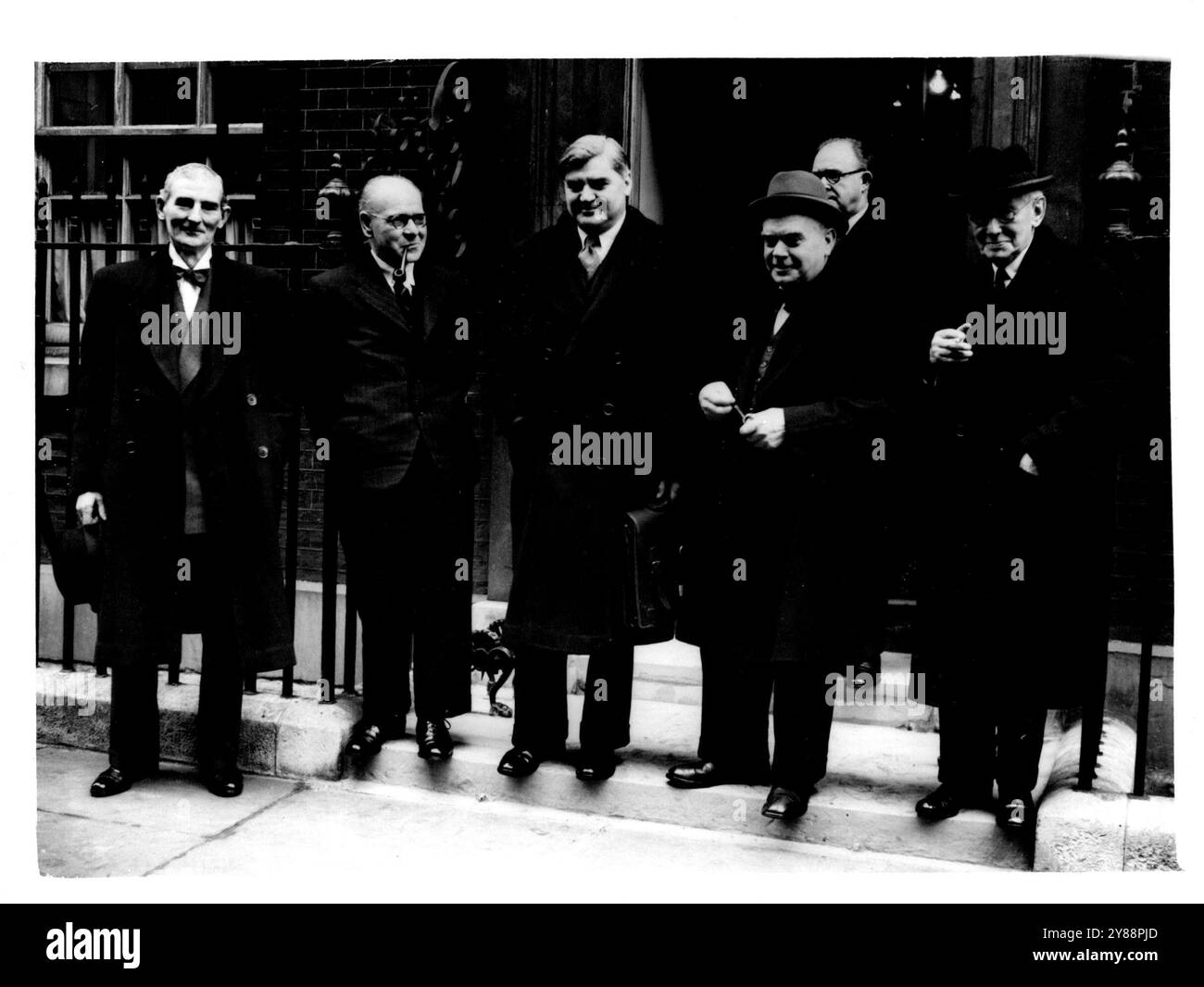 I ministri fanno Un appuntamento -- i ministri fuori il numero 10, strada di abbattimento, dopo la riunione del gabinetto. Da sinistra a destra: Sig. Tom Williams, ministro dell'Agricoltura, sig. George Isaaos, ministro del lavoro, Aneurin Bevan, ministro della salute, George Tomlinson, ministro dell'istruzione e Lord Addison, Lord Privy Seal. Il Premier Clement Attlee presiedette una riunione del Gabinetto al 10 di Downing Street, in cui credeva che gli accordi finali per la data delle elezioni generali fossero stati discussi. Gli ambienti delle autorità sembrano ora essere concordati il 23 febbraio come la data più probabile. 10 gennaio 1950. Foto Stock