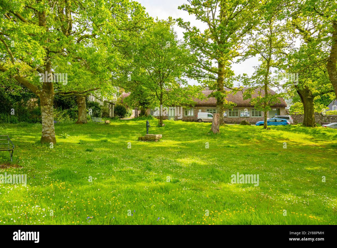 Il Village Green North Bovey Devon in una giornata di primavera assolata Foto Stock