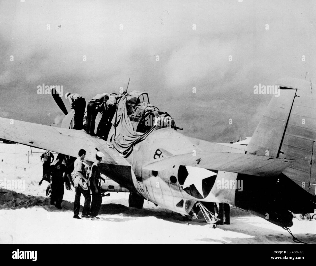 I Vendicatori possono essere puniti. Durante la battaglia di Midway, i Grumman Torpedo Bombers, chiamati Avengers, combatterono fino a quando non furono disabilitati e tornarono a Midway per sbarcare. Questo Vendicatore, anche se è stato colpito male, è tornato a casa, al sicuro sotto il suo potere. Così è indicata la loro grande resistenza e resistenza strutturale. 18 settembre 1942. (Foto di Official Navy Photo). Foto Stock