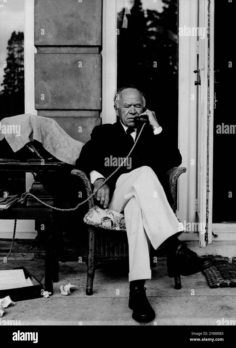 Lord Beaverbrook: William Maxwell Aitken, i barone Beaverbrook di Beaverbrook, nuovo Brunswick, e Cherkley, Surrey. Editore di The Express Newspapers. È fotografato a Cherkley, la sua residenza di campagna. 17 ottobre 1953. (Foto di Baron, camera Press). Foto Stock