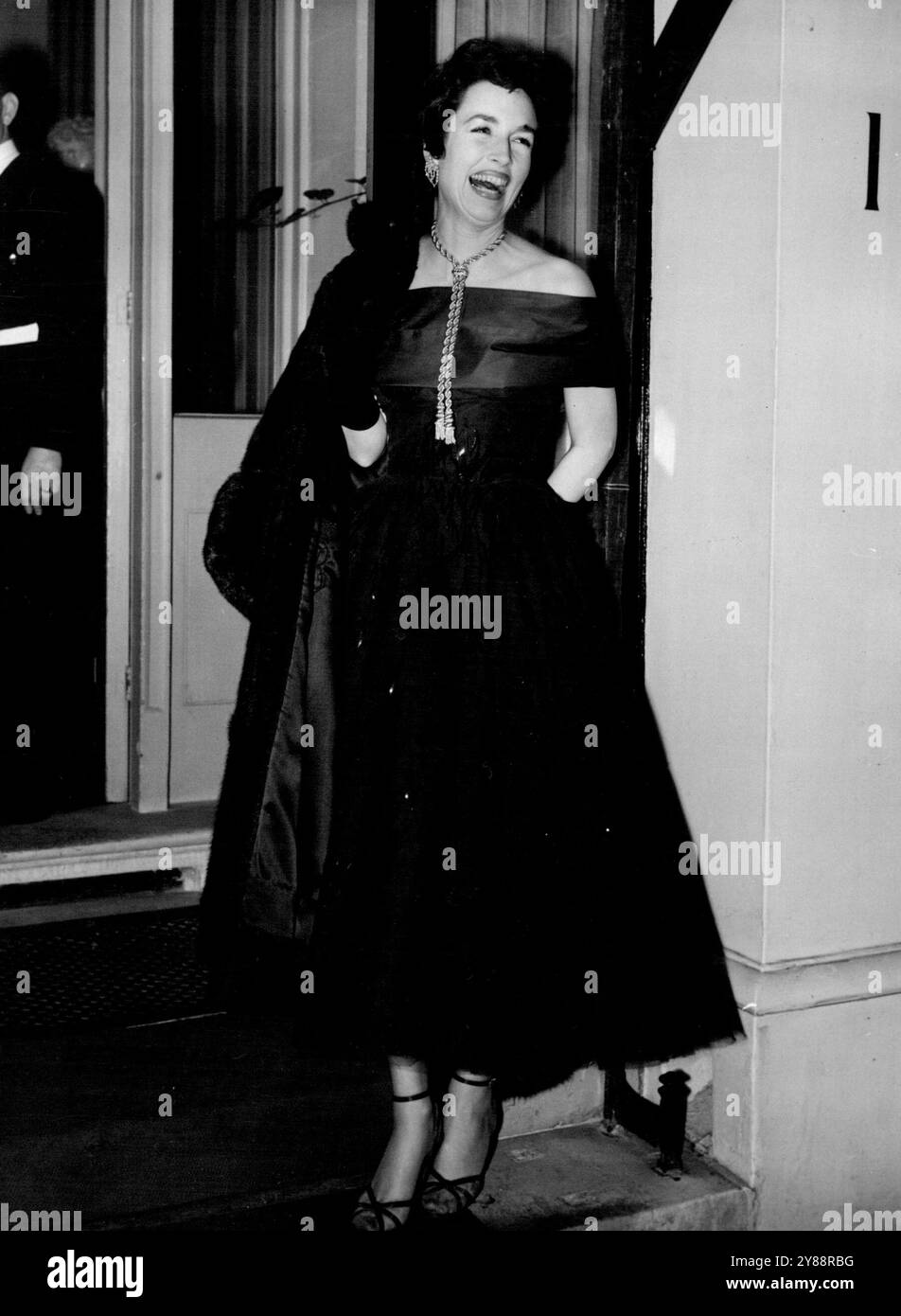 Contessa arriva per Party - la Contessa Beatty arriva a Trevor Place, Knightsbridge, per una festa data dalla signora Aileen Plunket. Alla festa c'erano anche la principessa Margherita e la duchessa di Kent. 26 novembre 1953. (Foto di Evening Standard Picture). Foto Stock