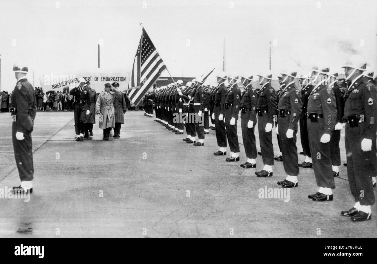 Rinforzi per l'Europa -- il generale Alphonse Juin (a destra nel gruppo di revisione) saluta la bandiera americana mentre ispeziona le truppe della quarta divisione di fanteria dopo il loro arrivo negli Alleati occidentali. Il generale Juin, comandante francese delle forze di terra alleate in Europa centrale, usa la mano sinistra per salutare a causa di un infortunio dell'esercito che ha ricevuto al braccio destro nella prima guerra mondiale 29 maggio 1951. (Foto di AP Wirephoto). Foto Stock