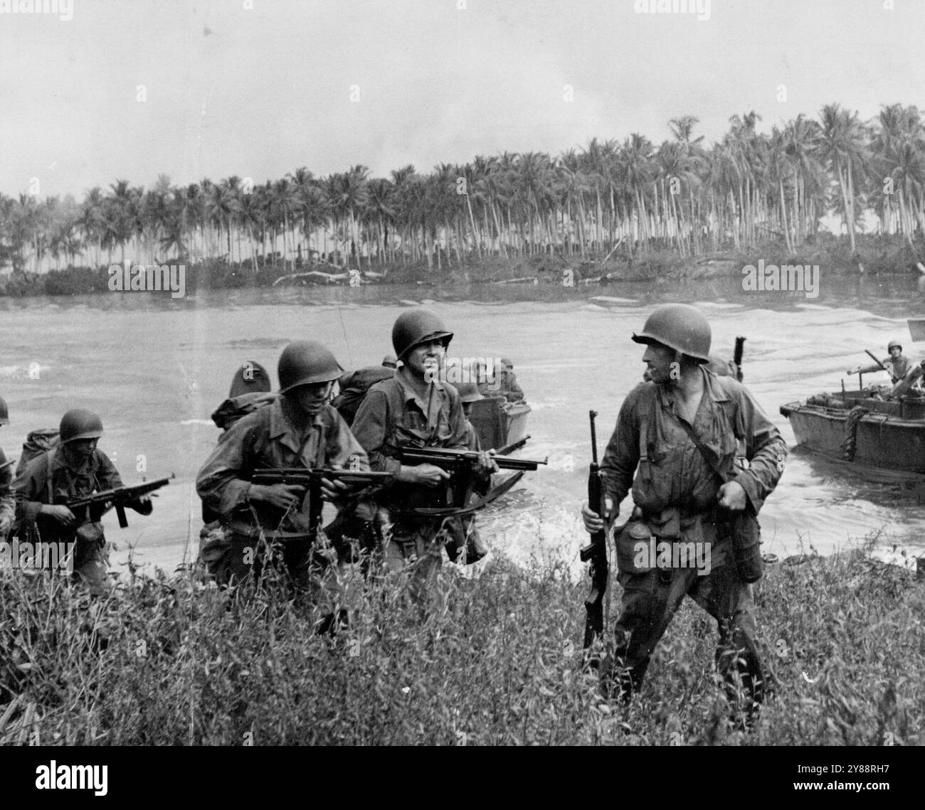 I membri della 1st Cavalry Division degli Stati Uniti, che fecero l'invasione di Los Negros Island nel gruppo dell'Ammiragliato riassemblarsi dopo lo sbarco dalla forza d'invasione che immediatamente iniziò un'avanzata verso la striscia aerea di Momote e la catturò 45 minuti dopo. 6 marzo 1944. (Foto di USA Signal Corps Photo). Foto Stock