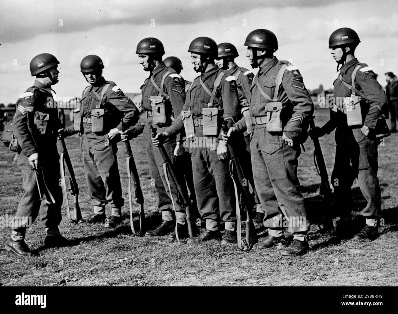 Truppe aviotrasportate della Gran Bretagna -- truppe aviotrasportate a bordo di un "Hotspur". Le truppe di alianti vengono addestrate in numero sempre crescente in questo paese. Completamente armati stanno imparando a salire a bordo e pilotare i loro alianti e si disperdono rapidamente durante l'atterraggio, seguendo i metodi di attacco del nemico ovunque si trovi. Queste fotografie, scattate in una stazione R.A.F., mostrano uomini selezionati dell'esercito che, dopo l'addestramento iniziale su aerei da pilotaggio, sono navigazione tosta lo studio delle condizioni dell'aria, ecc., e come gestire il "Hotspur" truppa che trasporta aliante. 11 ottobre 1942. (Foto di Fox Phot Foto Stock