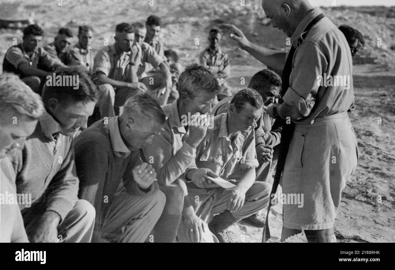 Un momento solenne -- alla conclusione di un servizio tenuto dal cappellano E. Seatree, alla vigilia della grande battaglia per l'Egitto. Nella foto sono membri di un battaglione pionieri australiano. 28 gennaio 1943. (Foto del Department of Information Commonwealth of Australia). Foto Stock