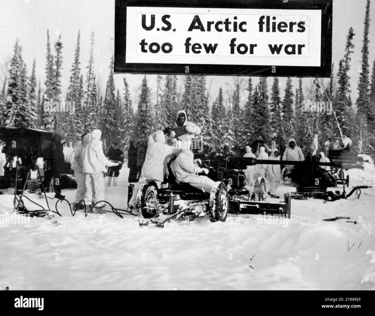 Con la Task Force Frigid, Alaska, il ruggito dell'artiglieria suonò sulla tundra ghiacciata vicino a Fairbanks questa settimana mentre l'esercito testò i suoi cannoni mobili per la prima volta in condizioni invernali nel nord dell'Alaska. Si tratta di una batteria di cannoni antiaerei da 40 mm che sparano su un campo innevato durante una finta battaglia contro un nemico immaginario. 18 febbraio 1947. (Foto di AP Wirephoto). Foto Stock