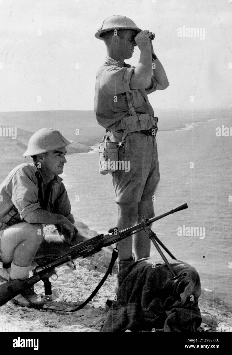 Guardiani della cima della scogliera. Due soldati australiani della guarnigione di Tobruk guardano il Mediterraneo da una posizione a 200 metri sopra il mare. 11 ottobre 1941. Foto Stock