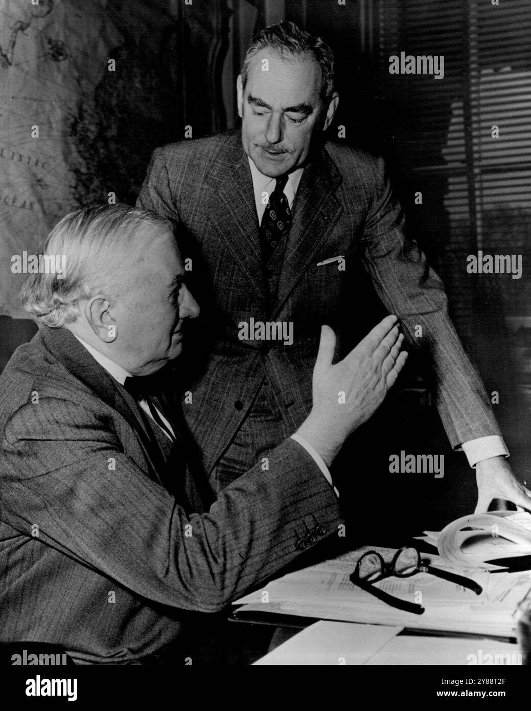 Il Segretario di Stato americano Dean Acheson (in piedi) racconta con il senatore americano Tom Connally dello Stato del Texas, presidente del Senato degli Stati Uniti relazioni estere ***** Nel corso di una recente conferenza tra il Segretario di Stato e i membri del Comitato. Periodicamente, il Segretario riferisce al Comitato e anche alla Commissione per gli affari esteri della camera dei rappresentanti degli Stati Uniti su questioni di politica estera, in modo che gli organi legislativi siano pienamente consultati sulle azioni intraprese dal Dipartimento di Stato. 1° gennaio 1951. (Foto di United States Information Service). Foto Stock