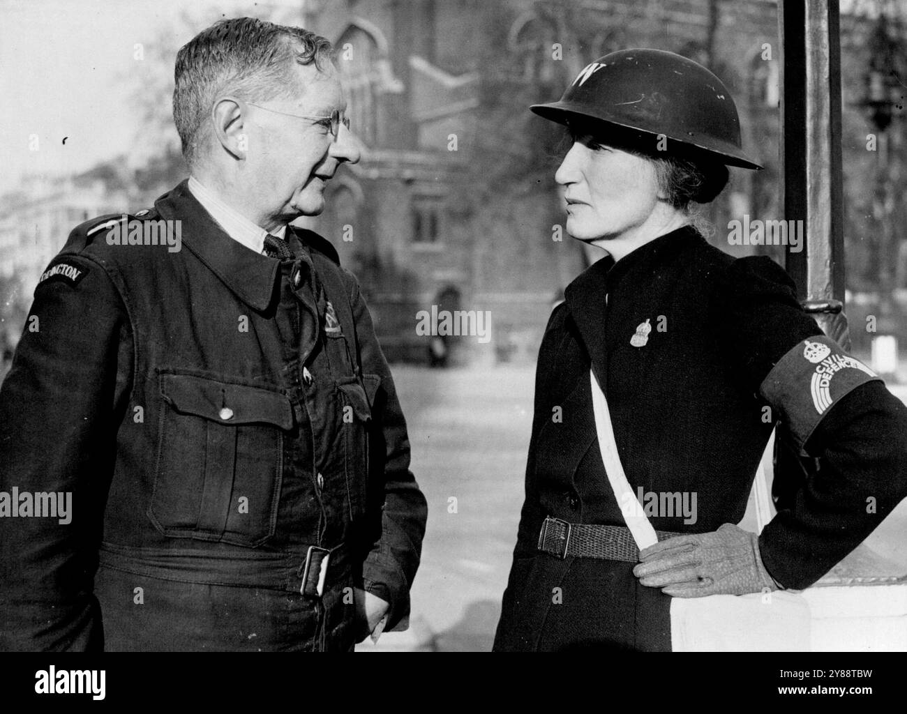 La figlia dell'ex Premier è Air RAID Warden - Lady Violet Bonham-Carter che mostra un grafico a un guardiano nel suo distretto. Lady Violet Bonham-Carter, figlia del defunto Lord Oxford e Asquith, non è così vicina ai luoghi alti di questa guerra come lo era nell'ultimo quando suo padre era primo ministro, ma sta facendo la sua parte come Air RAID Warden. 4 dicembre 1940. (Foto di Fox Photos). Foto Stock