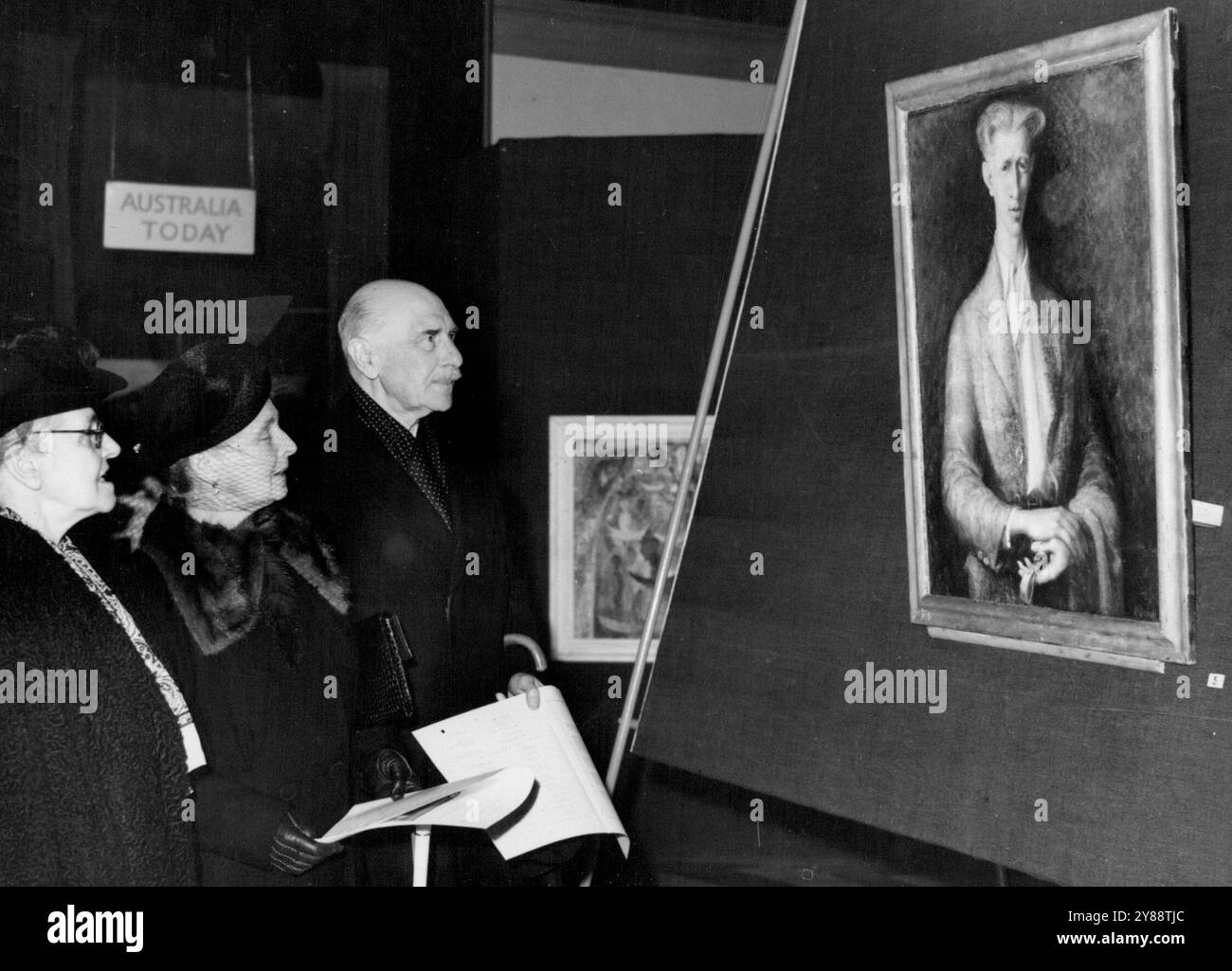 Athlones all'Australian Art Exhibition di Londra -- il conte e la contessa di Athlone con la signora Thomas Dunbabin che ammira "lo strapper" di William Dobell. (William Dobell ha vinto il Premio Archibald per la ritrattistica nel 1943.)qualche idea della rapida crescita dell'arte moderna e modernista in Australia è data alla Exhibition of Contemporary Australian Art nella Exhibition Hall. Australia House, Londra. La mostra fu visitata dal conte e dalla contessa di Athlone che furono accolti dalla signora Thomas Dunbabin, moglie del direttore di Newa e dell'informazione presso Australia House. 22 aprile 1947. Foto Stock