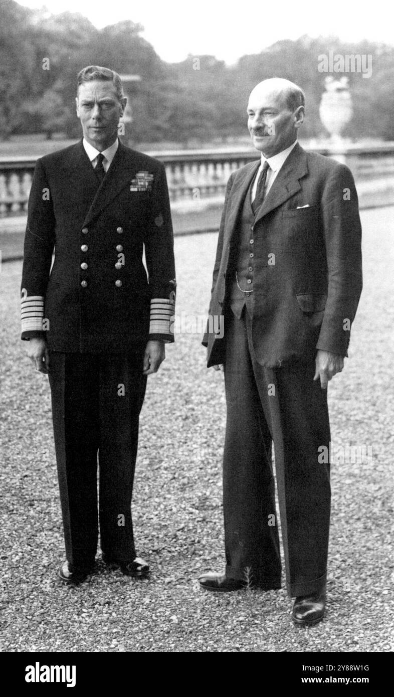 Il signor Clement Attlee - il nuovo primo Ministro britannico vede il Re -- il Re con il signor Clement Attlee a Boukingham Palace, Londra. Clement Attlee, il nuovo primo ministro laburista britannico, si è recato dal re per presentare a sua Maestà la lista del nuovo governo laburista. 30 luglio 1945. Foto Stock