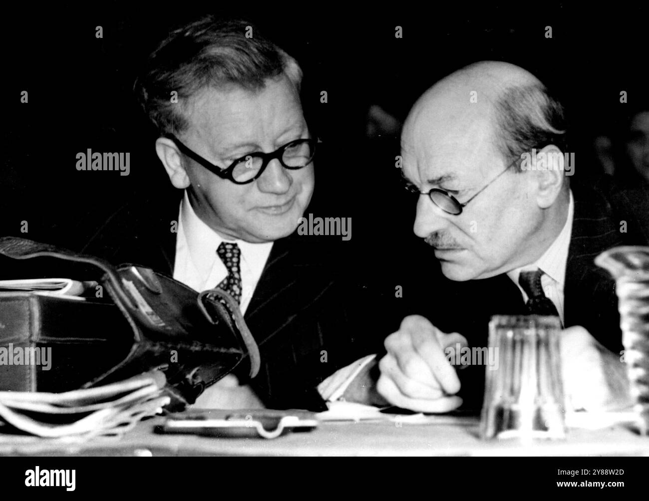 Due capi del problema Premier si rivolgono alla Conferenza del Partito Socialista Margate, Kent: Alla conferenza annuale del Partito Laburista che si è aperta qui ieri, il primo Ministro Clement Attlee (a destra) e il signor Herbert Morrison, Lord Presidente del Consiglio, riuniscono le loro teste in quella che sembra essere una discussione seria. Il Premier ha detto alla conferenza di oggi "non ci può essere alcun problema di coalizione in tempo di pace”. "Abbiamo aumentato il nostro voto alle elezioni di febbraio, ma abbiamo perso un certo numero di seggi", ha continuato. Comunque, abbiamo vinto le elezioni. Parlando della possibilità di un'elezione generale, signor Attlee S. Foto Stock